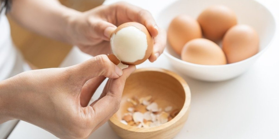 Ljuska spada sama: Dodajte samo delić ove voćke dok kuvate jaja i gledajte čudo