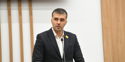 Plenumaši sa Poljoprivrednog fakulteta u Beogradu i Visoke škole elektrotehnike i računarstva (VIŠER) udarili su na sve u opoziciji i to posebno na opozicionare Srđana Milivojevića i Sava Manojlovića, ali i na takozvanu Anketnu komisiju.