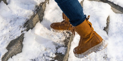 Sneg i mraz su stigli, a rešenje za uklanjenje leda na stepenicama i ulazima bez korišćenja soli, krije se u jednoj tekućini koju imate u kući.