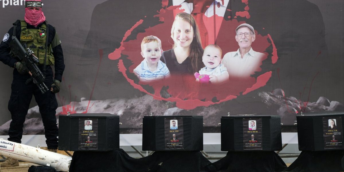 Borac Hamasa pored tela porodice