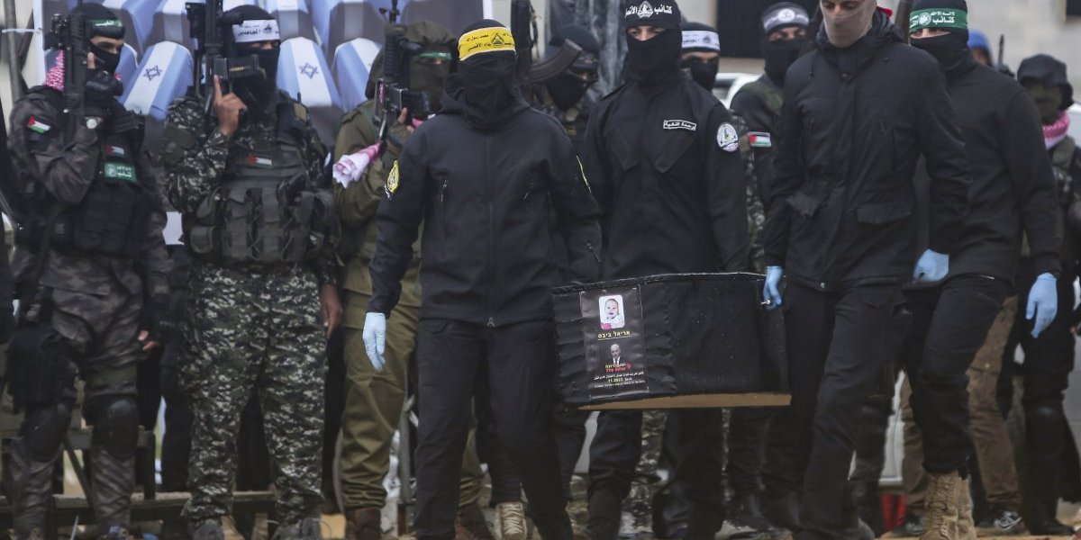 Pripadnici Hamasa donose tela porodice