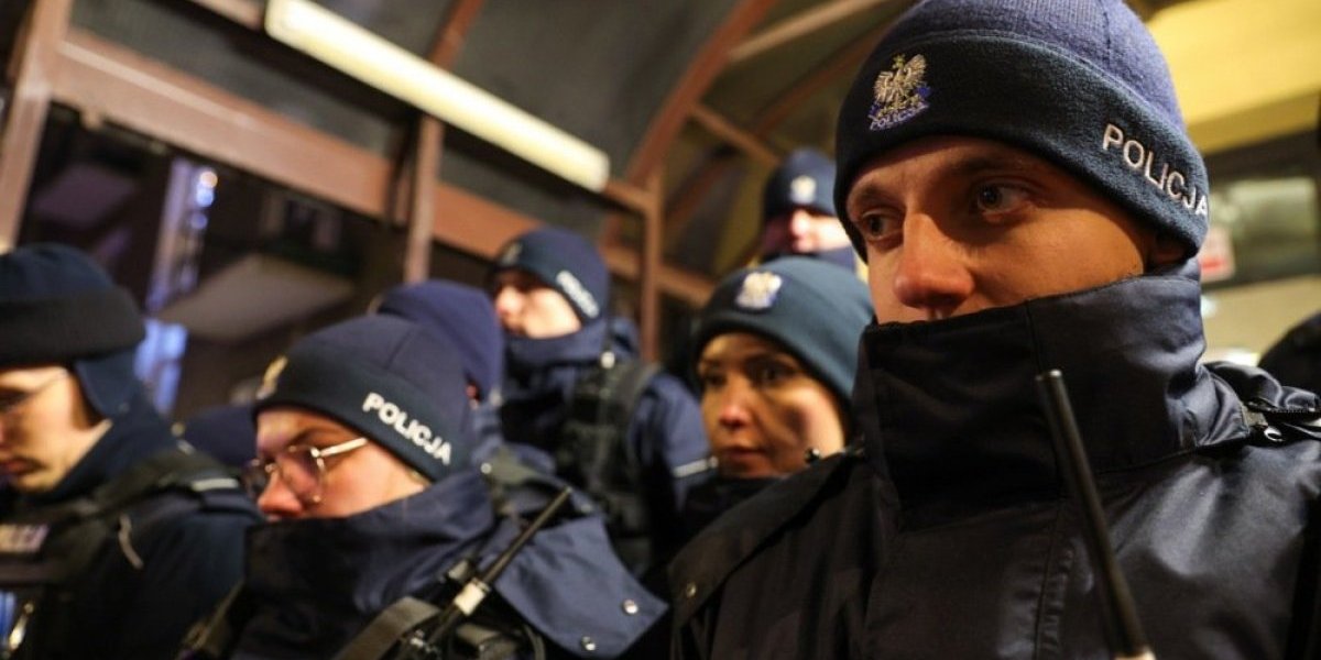 (FOTO/VIDEO) Šta se ovo dešava u Poljskoj?! Neidentifikovani objekat pao kod Čerska, cela zemlja na nogama!