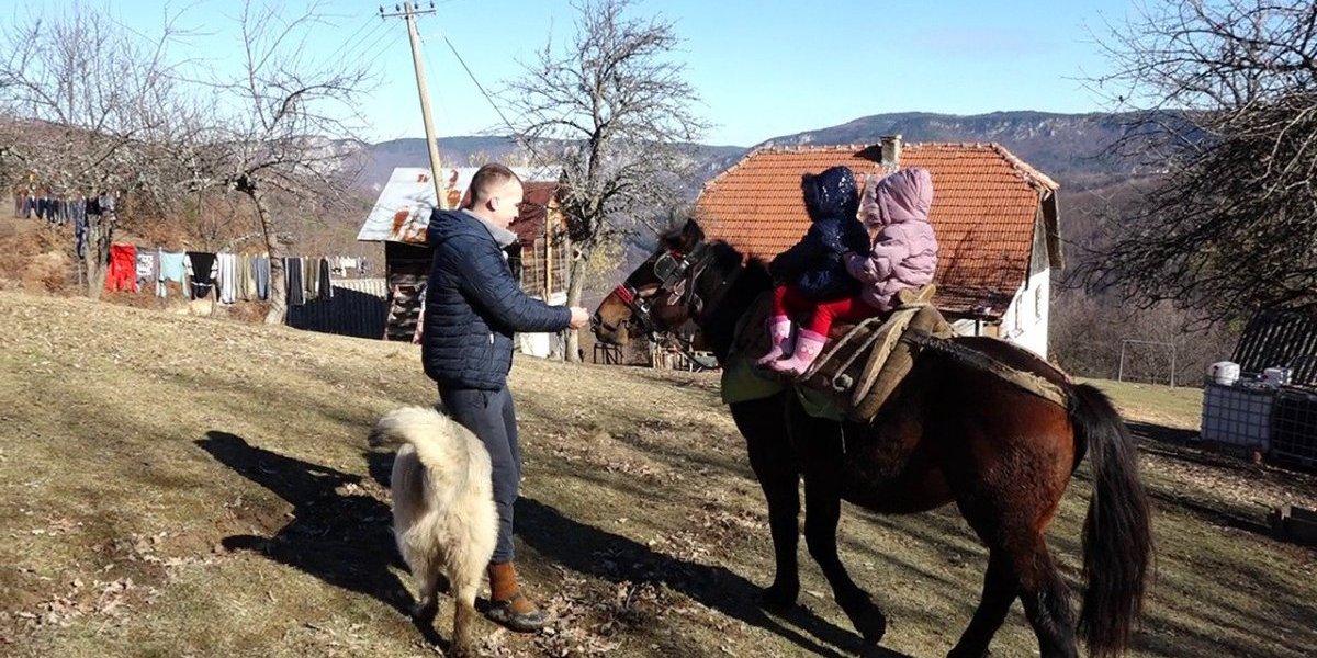 Na konju decu vode kod doktora! Tamara i Nemanja se vratili na selo, ni najveće poteškoće nisu mogle da ih spreče (FOTO)