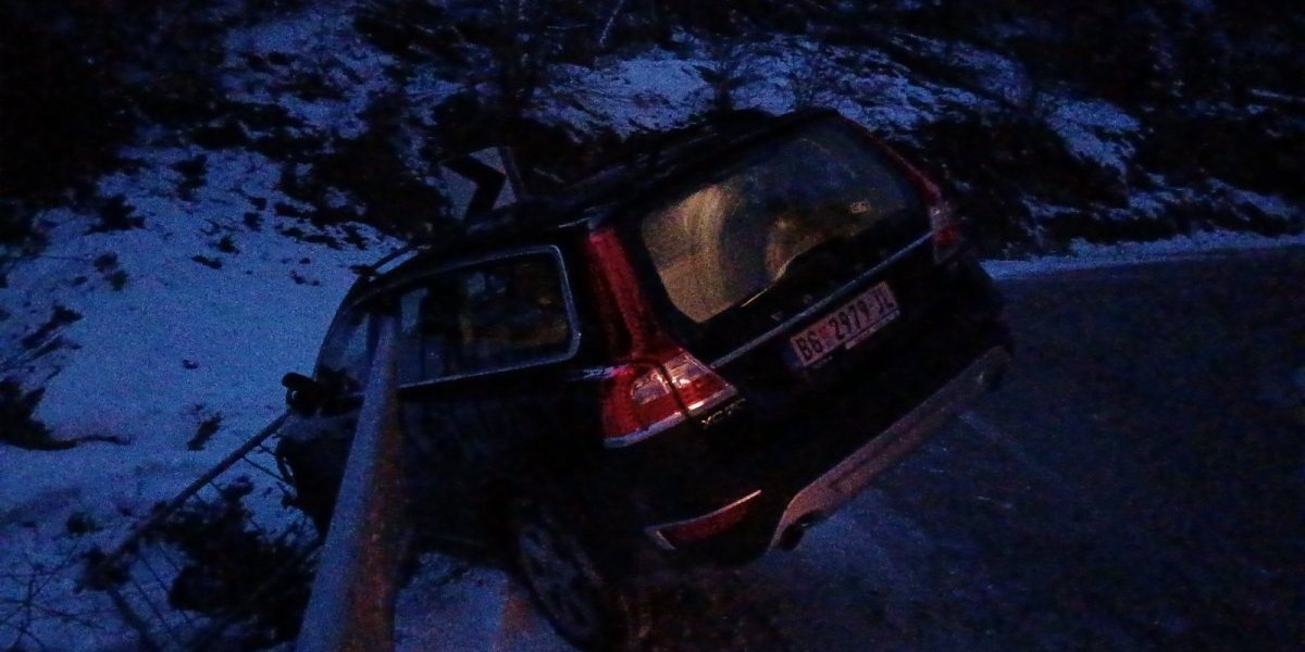 Užas na putu! Kolima probio zaštitnu ogradu!