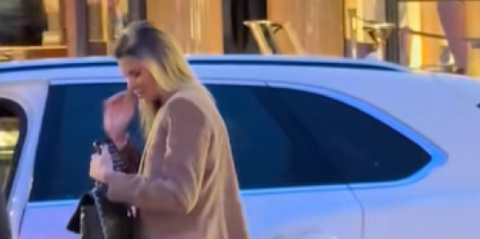 (VIDEO) Paparaco! Melina uhvaćena kako napušta hotel, sačekao je ovaj muškarac!