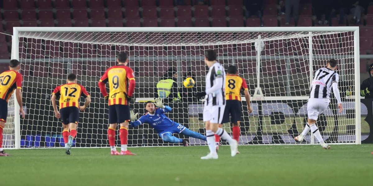 Penali su očigledan problem u Italiji... Napadač se posvađao sa saigračima da bi šutirao, gol niko nije želeo da slavi, a trener ga je odmah izveo iz igre (VIDEO)