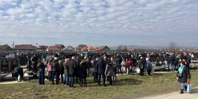 Srpska pravoslavna crkva i njeni vernici danas obeležavaju Miholjske zadušnice, kada treba da se prisetimo svojih dragih preminulih osoba i upalimo im sveće na grobnom mestu ili u crkvi, ukoliko nismo umogućnosti da odemo na groblje.