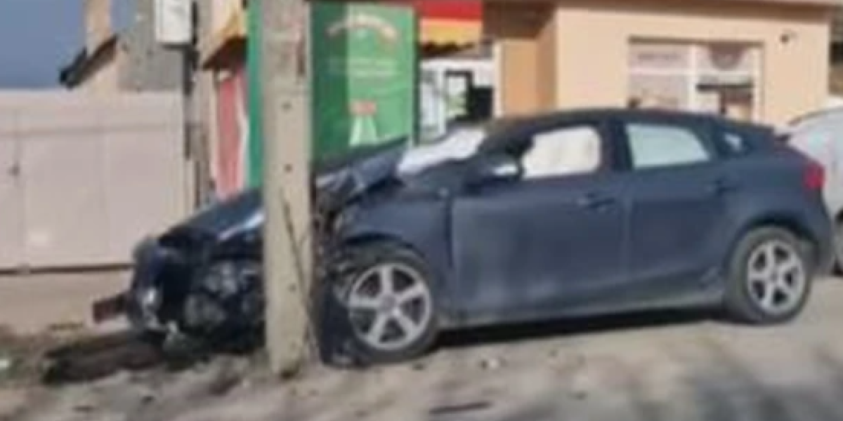 Zakucao se u banderu! Težak udes u Kuzminu, vozač hitno hospitalizovan! (VIDEO)