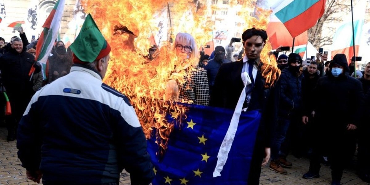 Sprema se opšti haos! Bačen molotovljev koktel na zgradu EU! (VIDEO)