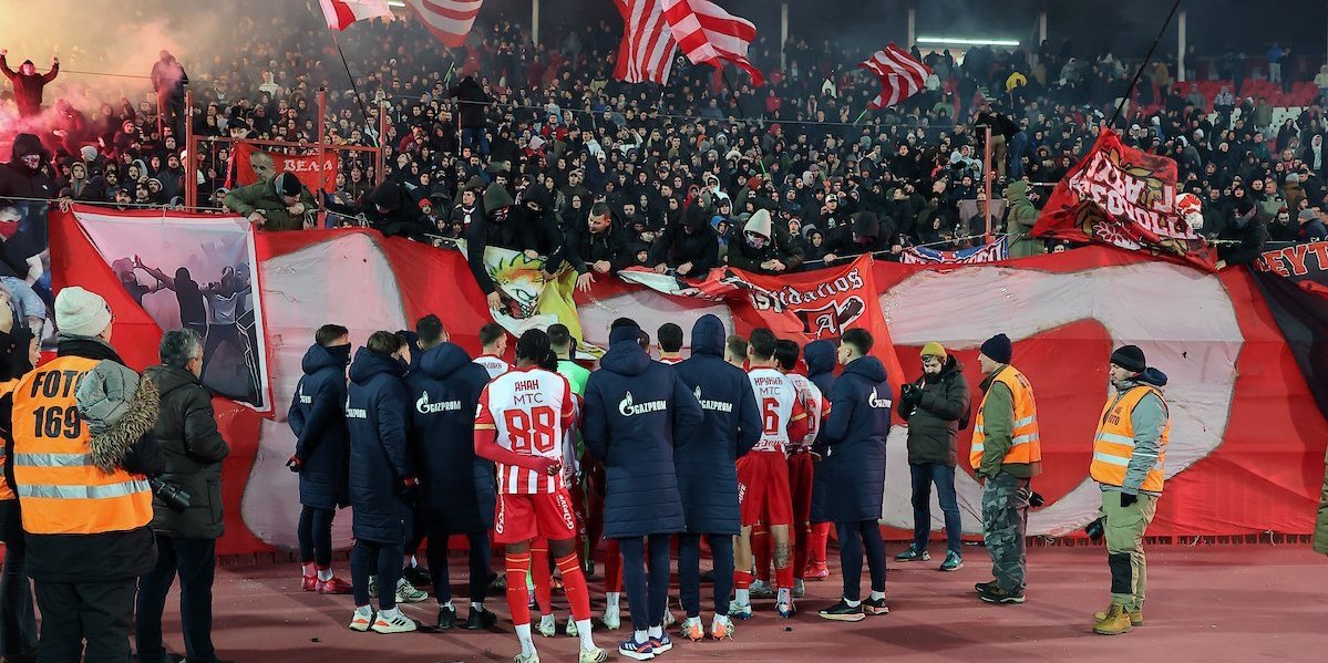 Najvatreniji navijači Zvezde držali govor fudbalerima posle derbija (FOTO)