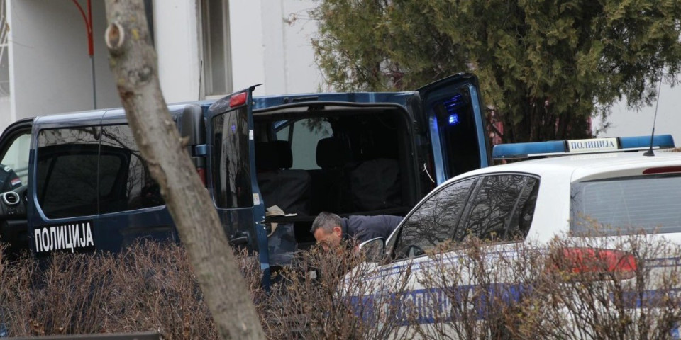 Jovan (22) se skrivao u kolima sa aktiviranom bombom u ruci: Razneo dvorište u Obrenovcu dok je vlasnik spavao!