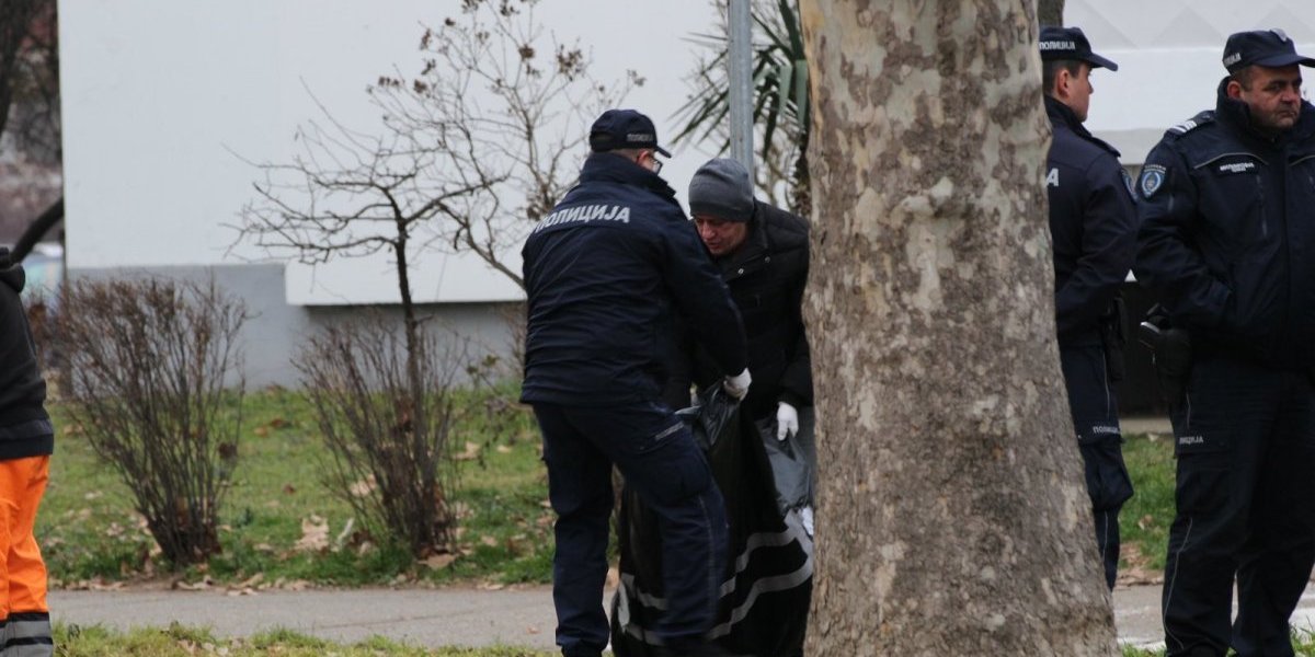 Odnošenje tela muškarca koji je izvršio samoubistvo