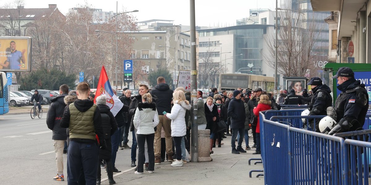 Oglasila se SNS: Još jednom je potvrđeno da opozicija nije za dijalog nego za nasilje i sukobe!