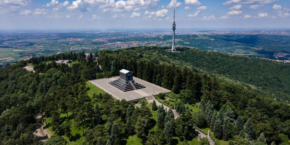 Šta su masoni sakrili ispod crne piramide na Avali? Kralj je naredio da se Žrnov sruši dinamitom, a onda je počela jeziva misterija