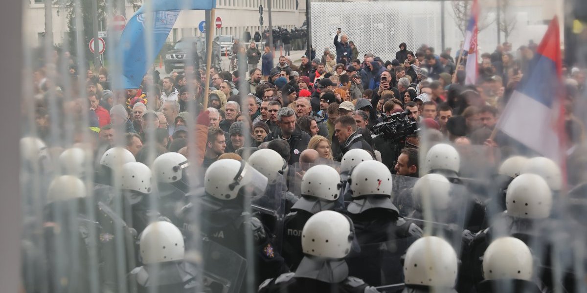 Pogledajte kako opozicija odgovara na civilizovan poziv vlasti da uđu na sednicu Skupštine: Ne odustaju od divljanja!