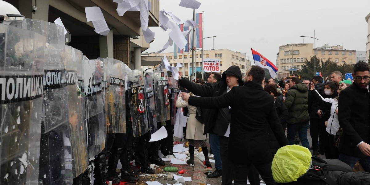 Destrukcija jedina politika opozicije! Umesto da su u Skupštini Novog Sada, oni demoliraju javnu imovinu i napadaju policiju