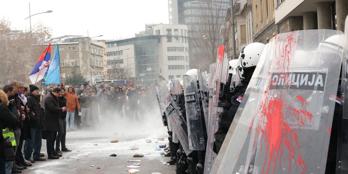 KUKNJAVA U REDOVIMA OPOZICIJE! Napadaju policiju, pa im posle kriv đavo kada država radi svoj posao!