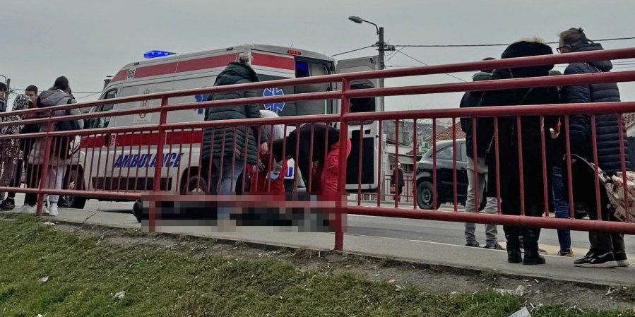 Užas u Krnjači! Muškarac umro na autobuskoj stanici - uznemirujuće scene! (VIDEO)