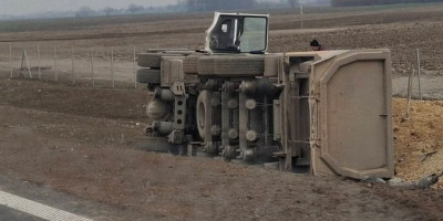 Jutros oko 8 sati, na autoputu E-75, kod Begaljičkog brda, došlo je do saobraćajne nezgode kada je kamion sleteo u kanal pored puta.