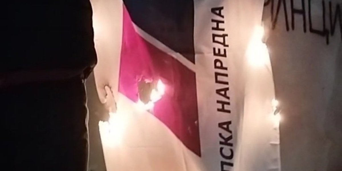 (VIDEO) Ovo je njihova politika?! Opozicioni huligani spalili zastavu SNS u Kraljevu