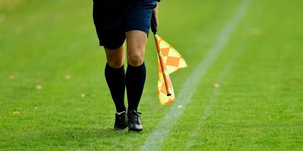 "Ku*vo, ubićemo te, izlazi napolje"! Fudbaleri brutalno napali sutkinje, hteli da provale u svlačionicu!