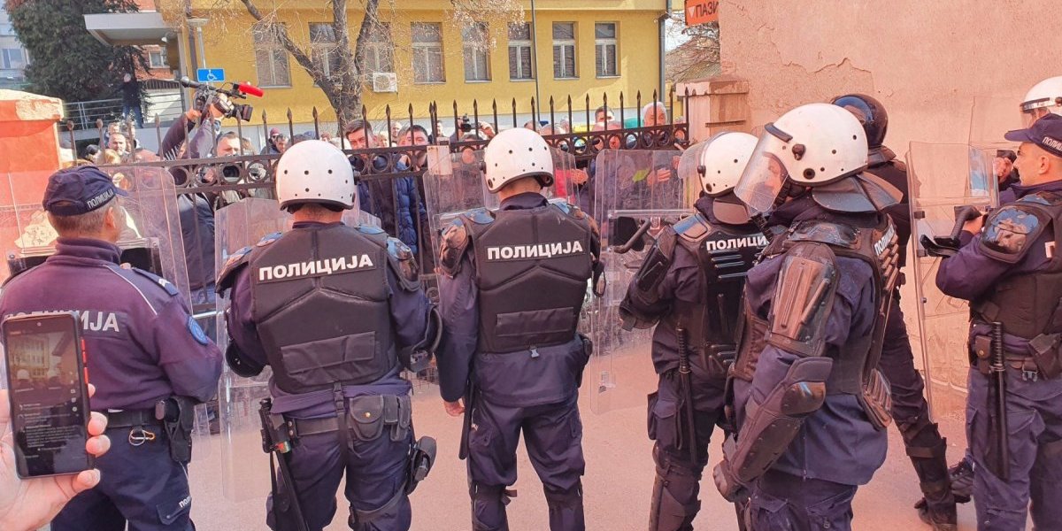 (FOTO, VIDEO) HAOS U ZAJEČARU: Opozicioni ekstremisti uništili Skupštinu grada!