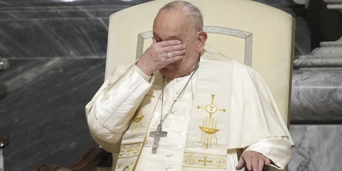 Dramatičan preokret! Papa Franja hitno vraćen na respirator, oglasio se Vatikan