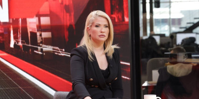 Prvo je došlo do nesporazuma u saobraćaju, ali kada me je prepoznala nastao je potpuni haos, takvo nasilje još nisam videla, navela je Sandra Božić, potpredsednica pokrajinske Vlade i članica Predsedništva SNS za Informer.