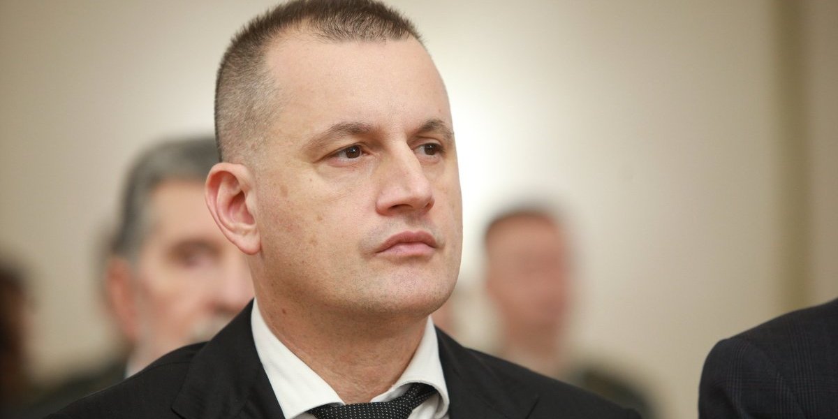 (FOTO) Sramni napadi na tužioca Stefanovića! ''Dželat, doći će na red, treba ga posebno jahati..''