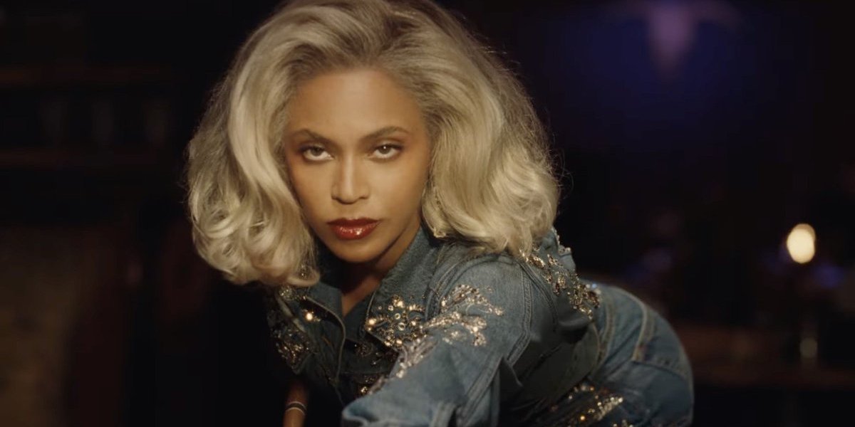 Guza čista 10! Farmerke pucaju, svima pale vilice kada se pojavila - prava je fan fatale (FOTO)