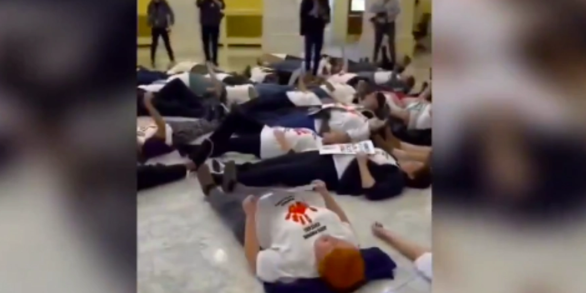 Sad je sve jasno! Isti simboli radnika USAID i srpske opozicije i "studenata" (VIDEO)