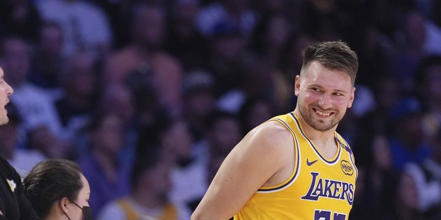 Šta je ovoooo?! Dončić pogodio nemoguće - Trojka za besmrtnost! (VIDEO)