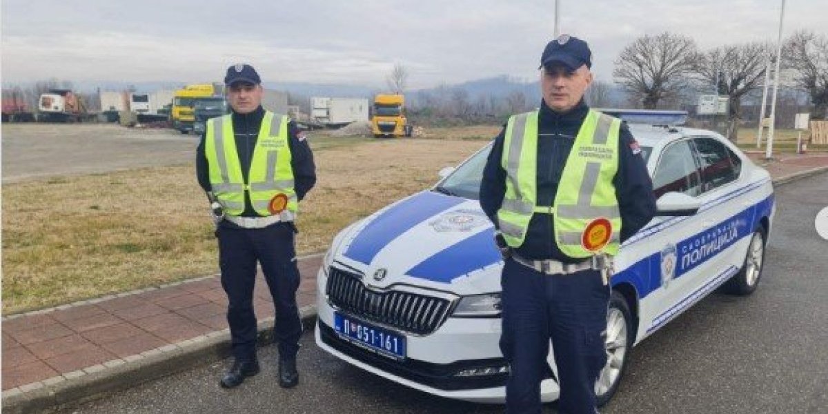 Ovi policajci su heroji dana! Videli majku kako plače, pa pritrčali u pomoć
