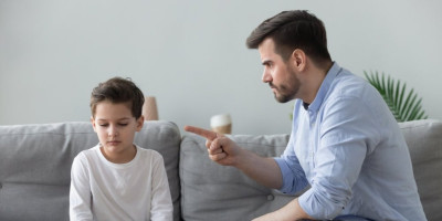 Na društvenim mrežama u Srbiji pojavio se zabrinjavajući trend među tinejdžerima, gde deca šalju roditeljima fotografije delova kuće, digitalno izmenjene tako da izgleda kao da se u pozadini nalazi nepoznata osoba.