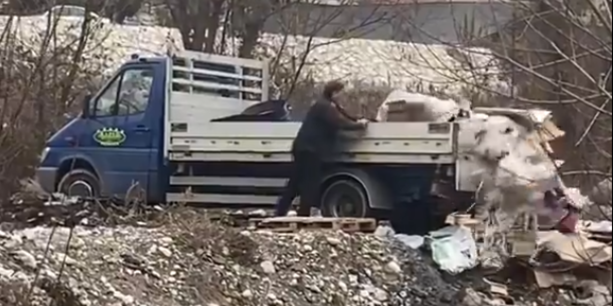 Sramotno, istovario gomilu otpada u reku! Bahatog vozača stigla kazna, evo šta je morao da uradi (VIDEO)