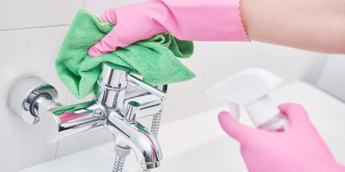 Jeftin sastojak iz kuhinje savršeno skida kamenac! Kupatilo će blistati bez mnogo truda