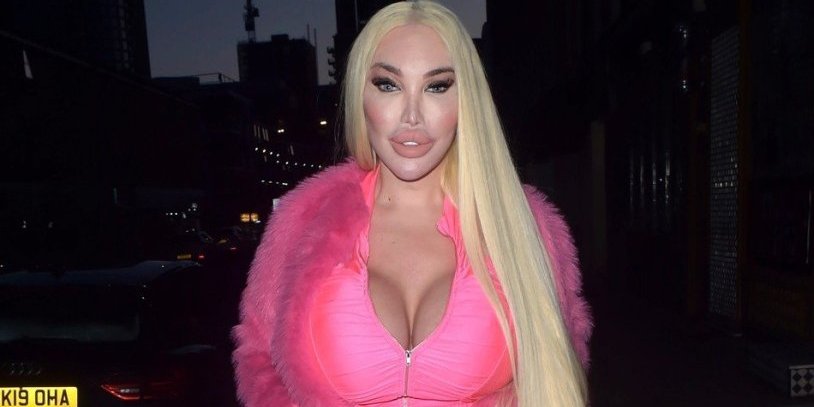 Bombastičan dekolte na izvolte! Svi su zevali u silikonsku kraljicu - na njoj sve puca (FOTO)