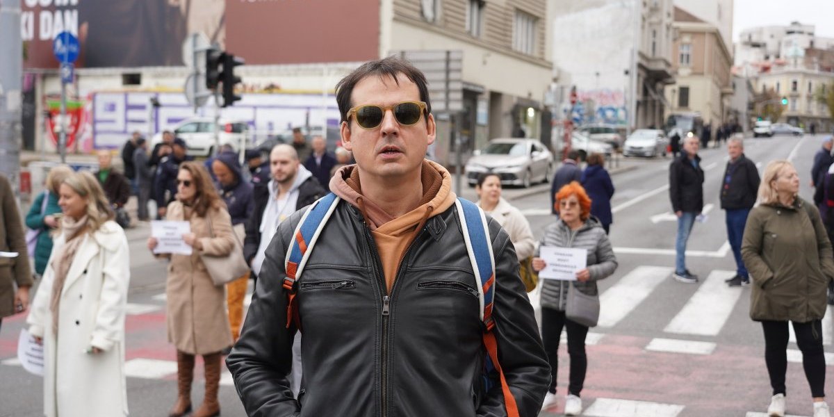 (VIDEO) Šolakova dvorska luda! Primitivac, a misli da je elita: Kesić besramno vređao Amfilohija!