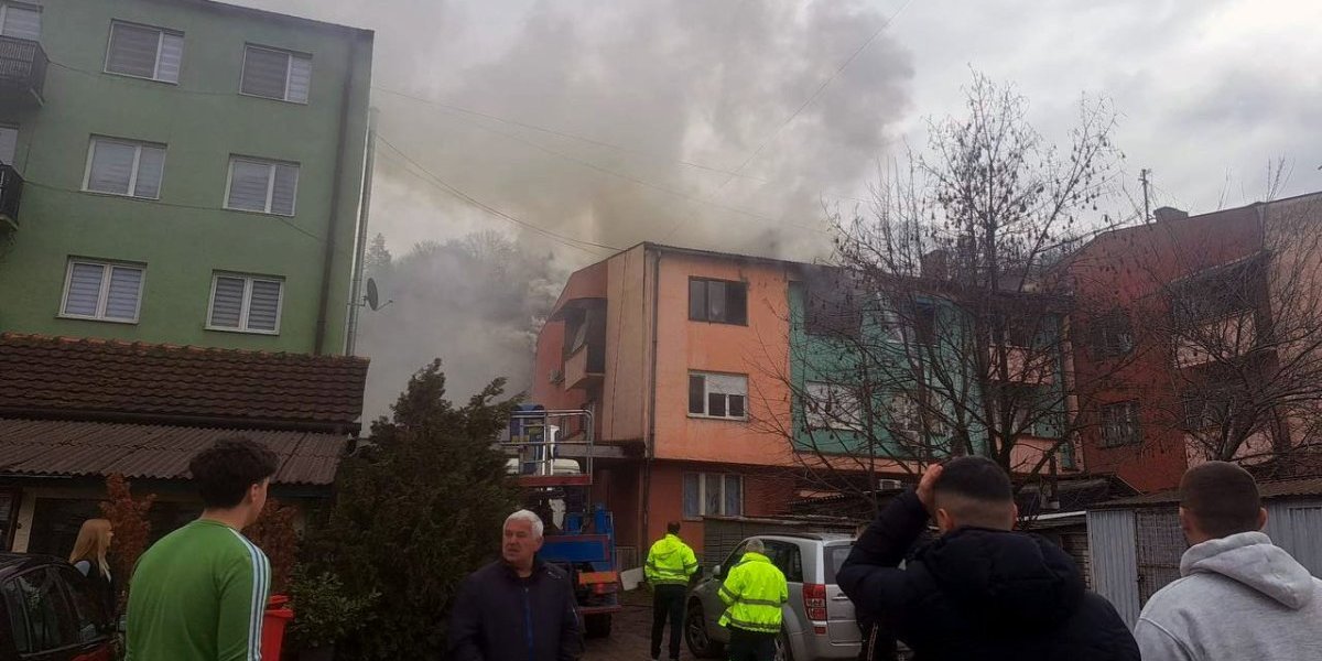 Vatra guta sve pred sobom! Izbio požar u stanu starijeg bračnog para! Vatrogasci na terenu!