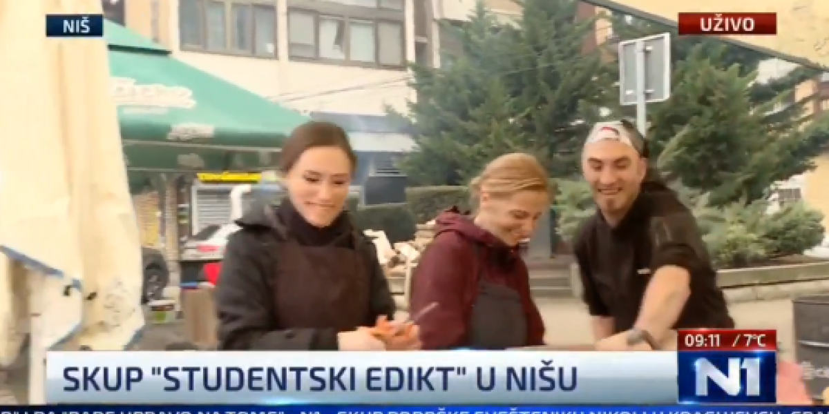 Tragedija pretvorena u žurku! Na skupu za stradale reporterka N1 šokirala izjavom: "Vrlo je veselo ovde" (VIDEO)