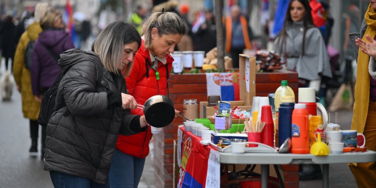 Protest u Nišu postao prava gozba! Ko plaća kotliće i roštilj? (VIDEO)