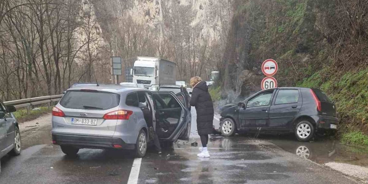 Jeziv snimak nakon sudara dva vozila: Strašna nesreća u Ovčar banji!