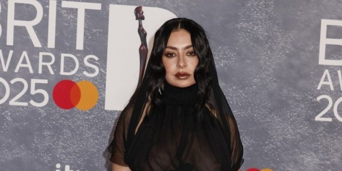 Pokazala gole grudi, a onda se okrenula i ostavila sve u neverici! Svi pogledi bili su uprti u šokantni autfit (FOTO)