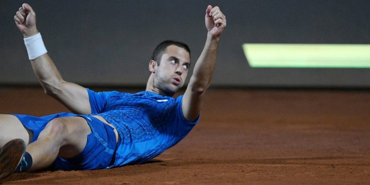 Đere pao na zemlju, pa se uhvatio za glavu... Ovako je proslavio osvajanje trofeja (VIDEO)