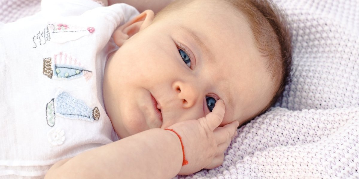 Ako ste detetu stavili crveni konac, odmah ga skinite: Ovo je istina o njegovom značenju