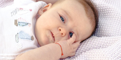 Mnogi roditelji tek rođenoj bebi vezuju crven konac oko ruke kako bi je štitio od uroka i zlih sila, a nisu ni svesni koliko je to protiv pravoslavne vere. Jerej inž Hadži Željko Jovanović otkriva šta se krije iza tog pomodarstva.