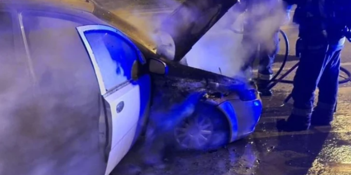 Detonacije odjekivale Bežanijskom kosom! Eksplodirao auto, tri vozila izgorela!