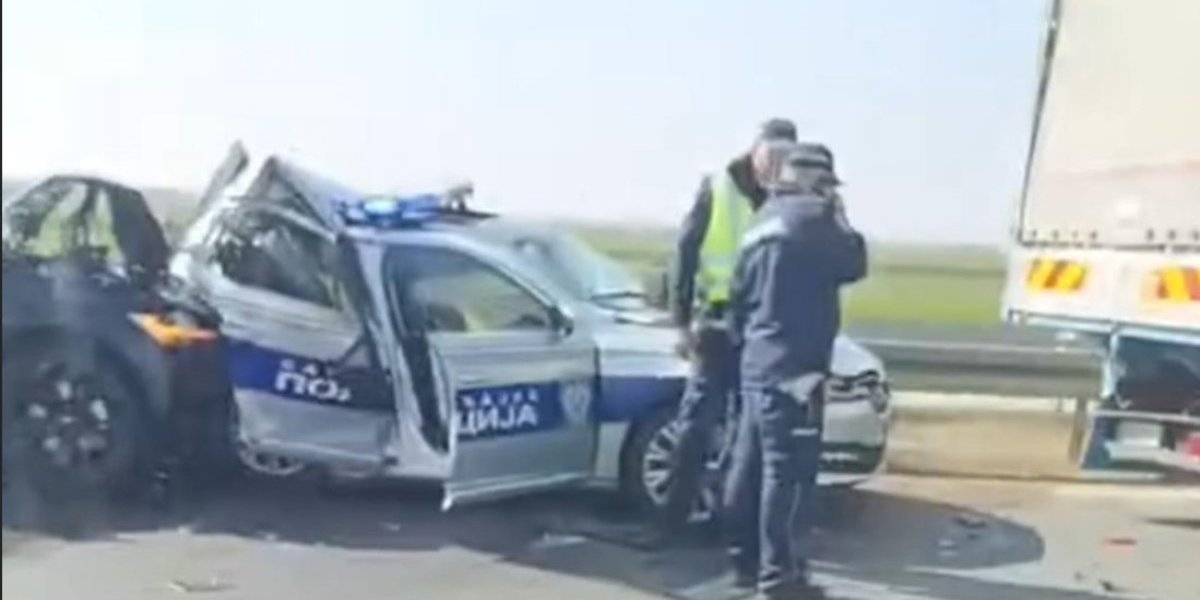 Prve fotografije teškog udesa u kom je povređen policajac! Automobili uništeni, delovi rasuti po putu! (FOTO)