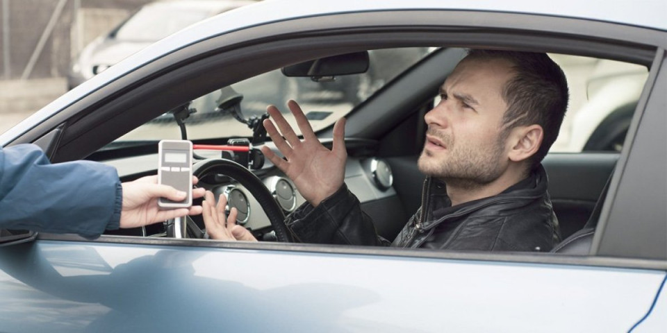 "Popio" kaznu od 2.000 evra: Pijan preticao kolonu vozila u krivini, i to nije sve