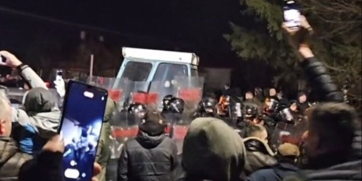 Krvavi incident u Miločaju, žandarmerija jedva obuzdava ekstremiste! Napadnuti funkcioneri SNS-a, stradala i zastava stranke (FOTO/VIDEO)